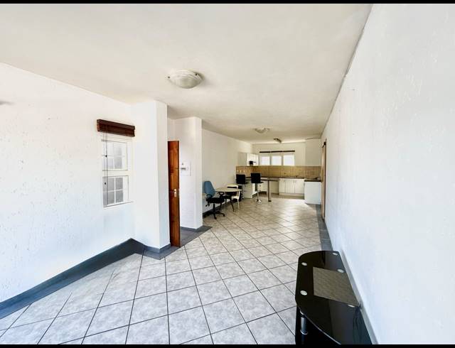 2 BEDROOM APARTMENT TO LET IN WINDSOR EAST
